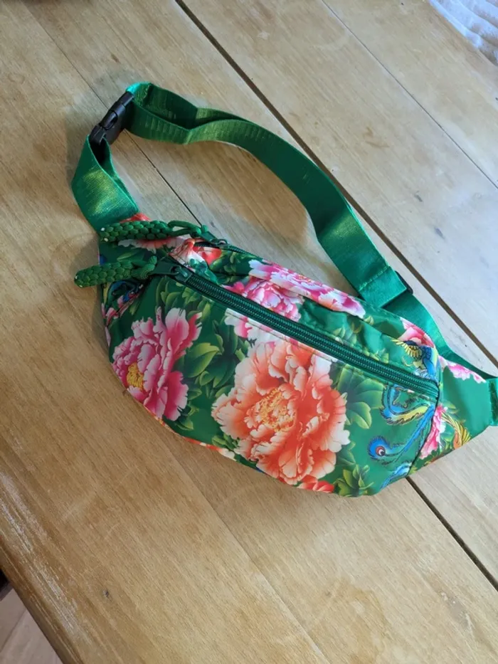 Sac banane fleuri vert – festival, voyage, sport, pratique, tendance