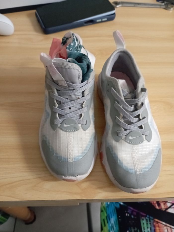 Basket  de fille. Ure 28 Marque  Nike