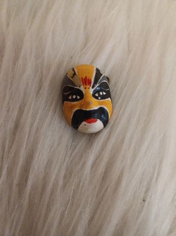 Petit broche masque
