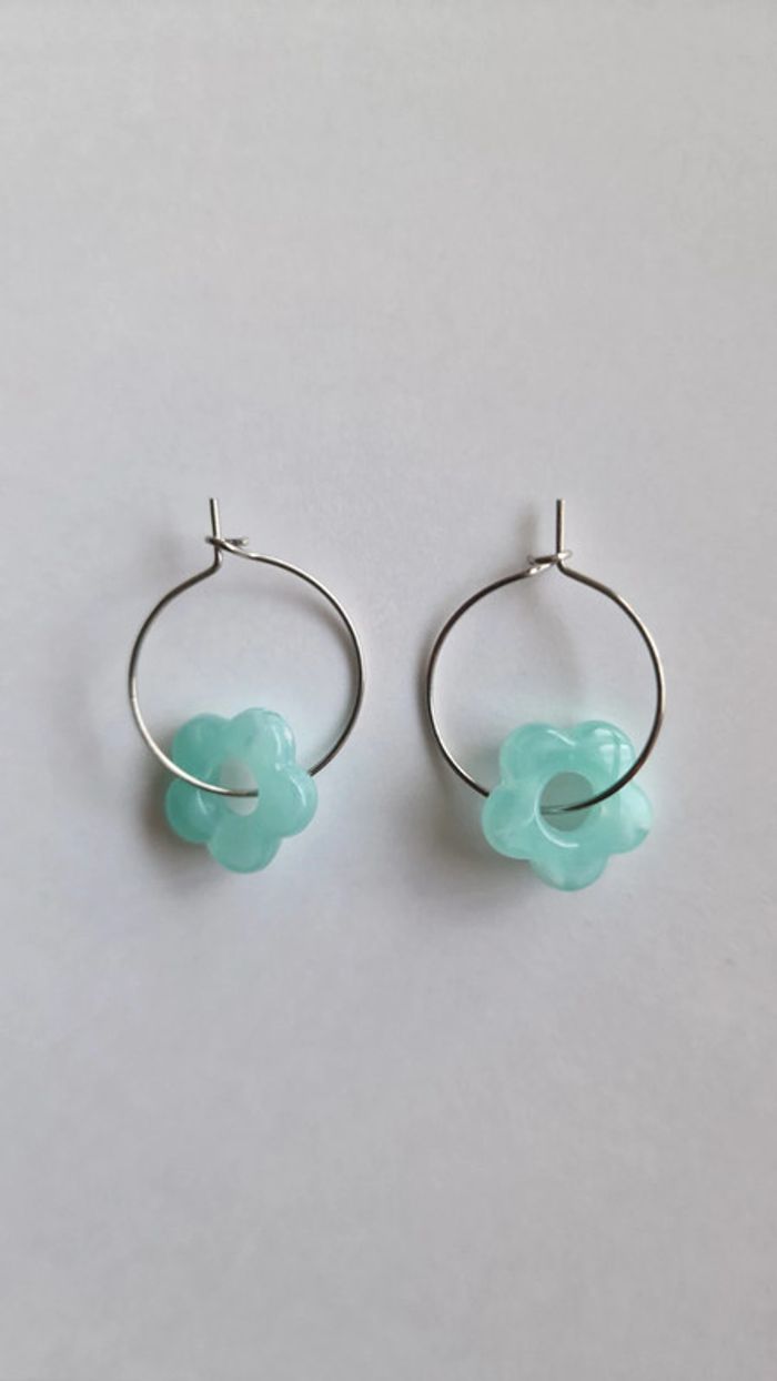 Boucle d'oreille créole et fleurs bleu