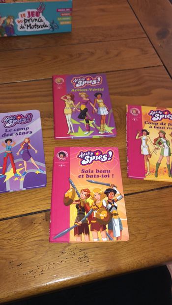Lot de 4 livres totally spies