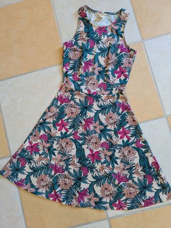 Robe motif été exotique très jolie tendance XS 34 h et m