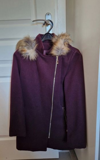 Manteau violet à fausse fourrure