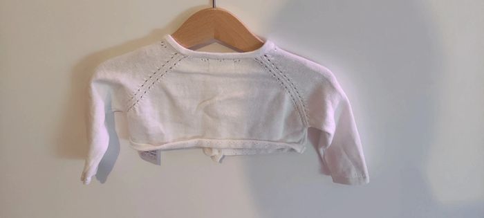 Gilet boléro blanc bébé fille Gémo 6 mois 68cm - photo numéro 2