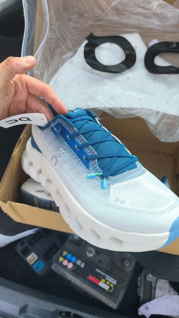 On cloud bleu blanc  Taille 42  