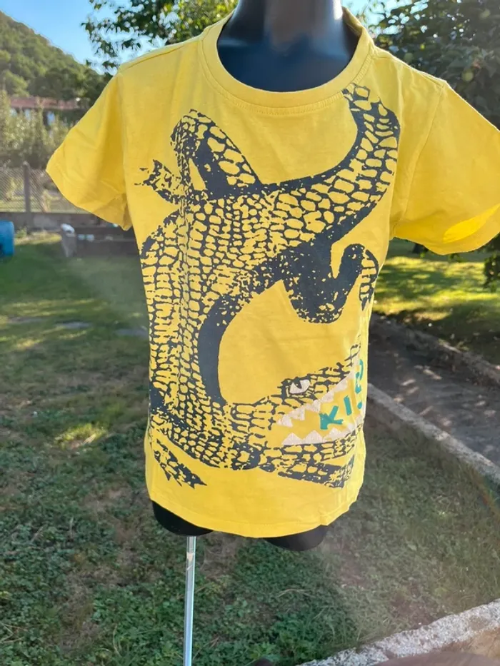 T shirt jaune avec motif crocodile