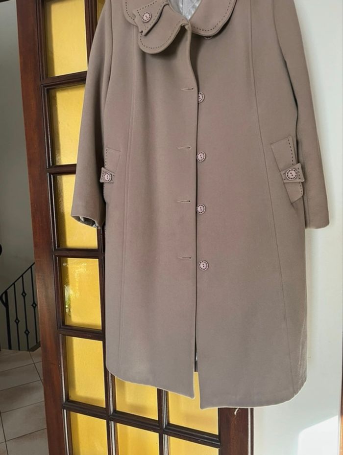 Magnifique manteau long couleur taupe, coupe classique et raffinée - photo numéro 3