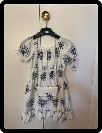 Robe blanche à détails bleus