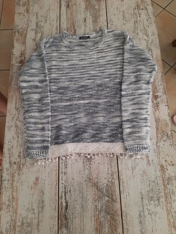 Pull gris avec des pompon