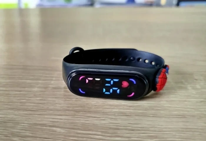 Montre enfant Spiderman – Bracelet LED tactile étanche, sport et mode, horloge digitale garçon - photo numéro 3