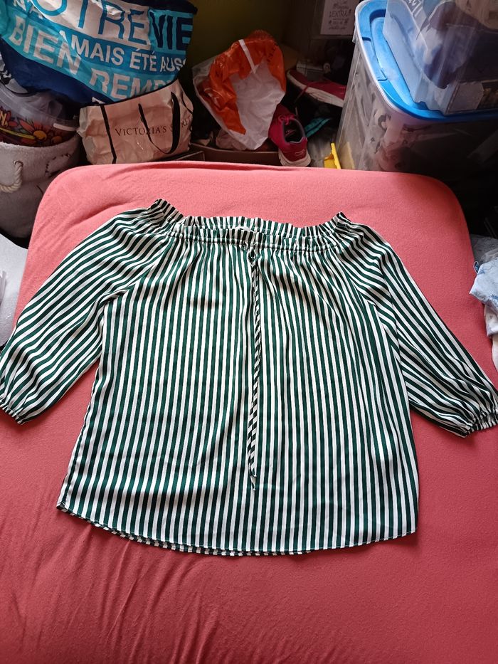 Blouse verte et blanche