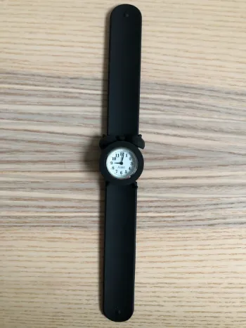Montre snap noire en forme de montre