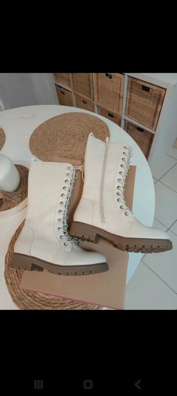 Jolie paire de bottes avec zip beige pointure 32 neuves avec étiquettes 🏷