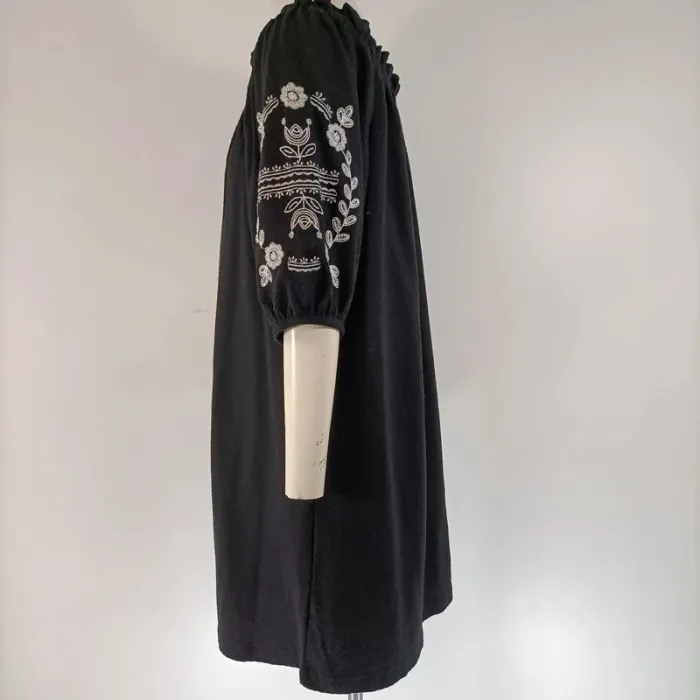 Robe noire courte robe, broderie bleurs FH évasé été motif fleur A127 - photo numéro 3