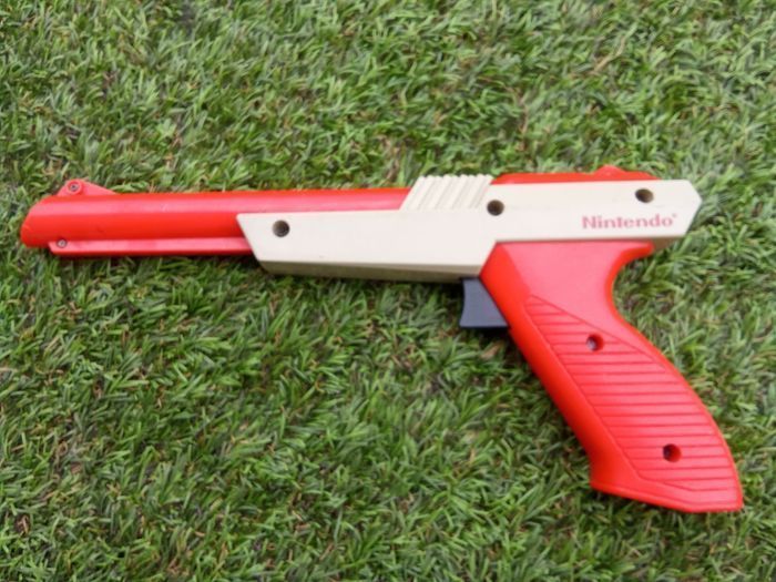Nintendo NES zapper 1985, vintage, accessoire Nintendo duck hunt 005 orange, gris, made in japan - photo numéro 2