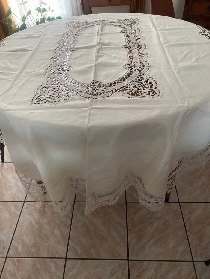 Nappe blanche ancienne avec dentelle