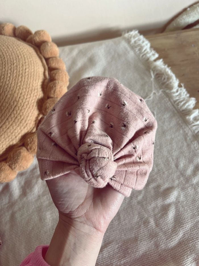 Turban créatrice rose avec motif tissu ajouré milaetmoi
