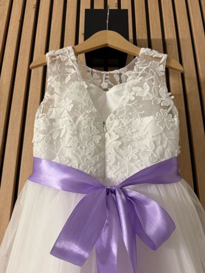 Lot robe blanche cérémonie 6 ans + ruban satin violet+ couronne de fleurs - photo numéro 6