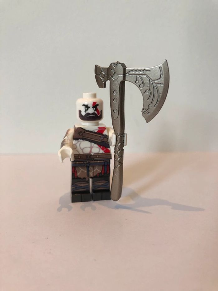 Figurine type lego Kratos. God of War