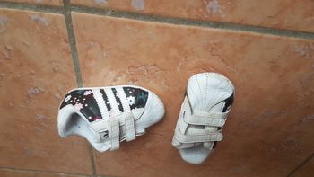 Baskets Adidas bébé 6-9 mois blanches et noires