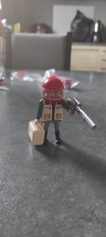 (A44) Playmobil chasseur de dinosaures avec valise