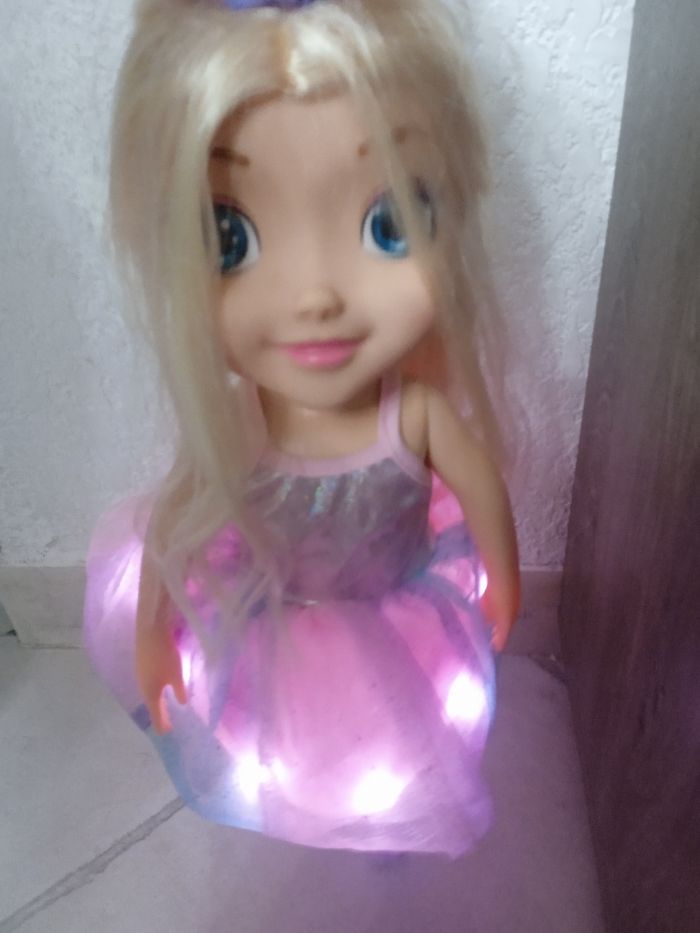 Ballerine qui danse et s'illumine en dansant - photo numéro 3