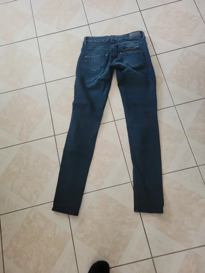 Jean taille 28 -L32 taille 38 - photo numéro 3