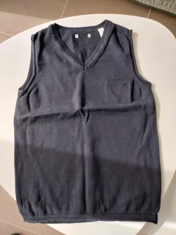 Pull noir col v sans manche T10A