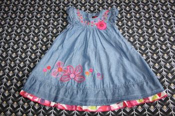 Robe en chambray bleu ciel et motif fleurs en 6 mois de Catimini