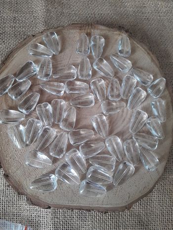 Lot de 50 grosses perles en verre gouttes transparente.