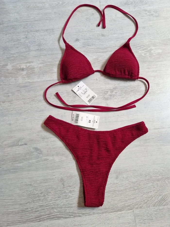 Bikini Calzedonia neuf avec étiquette Crinkle Waves cherry red
haut 85 rembourré bas XS brésilien