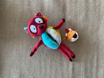 Hochet à poignées George le lémurien Lilliputiens