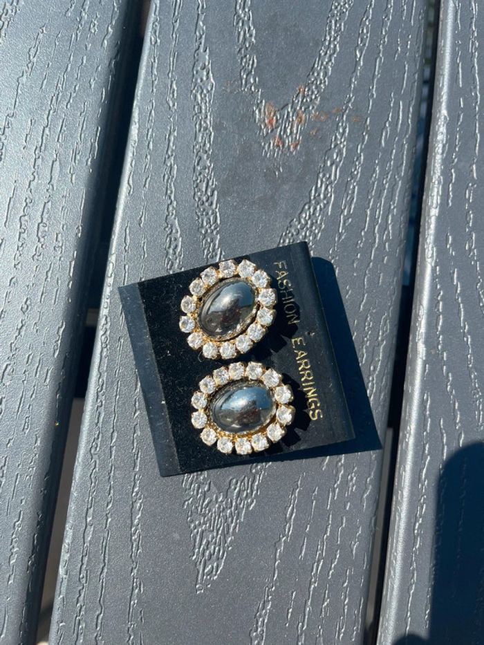 Boucles d'oreilles grises avec brillants - photo numéro 4