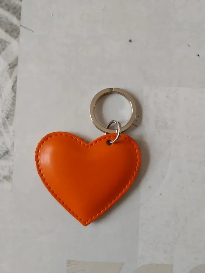 Joli porte clé en cuir cœur orange et son pochon NEUF - photo numéro 2