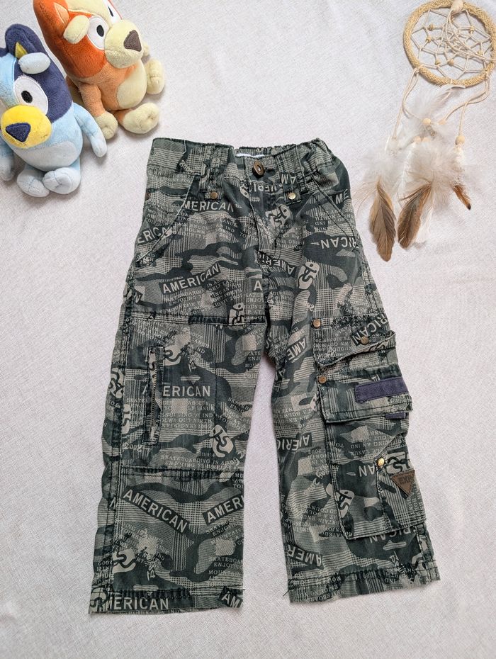 Pantalon motif militaire