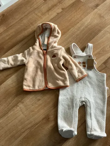 Ensemble neuf bébé 6 mois salopette + veste capuche