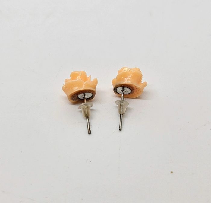 Paire de boucles d'oreilles.
Neuve.
Fleur abricot - photo numéro 3