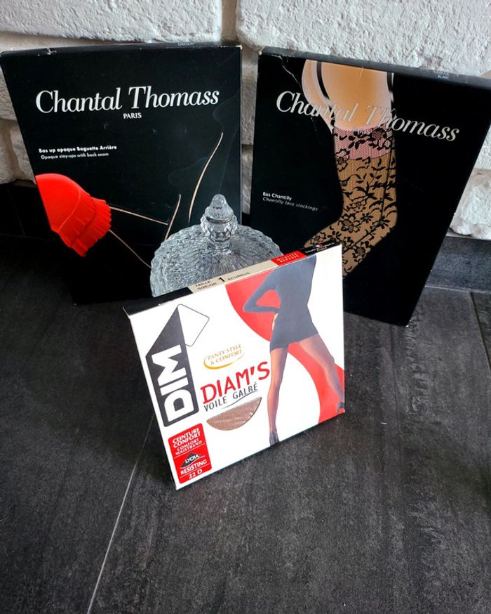 2 paire de bas Chantal Thomass blanc mariage et chocolat .1 collant dim taille 1