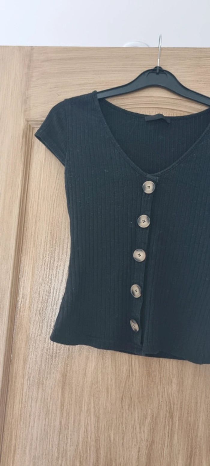 Haut noir avec boutons décoratifs - photo numéro 2