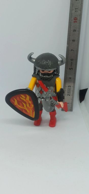 Homme chevalier avec casque à cornes et bouclier flammes playmobil