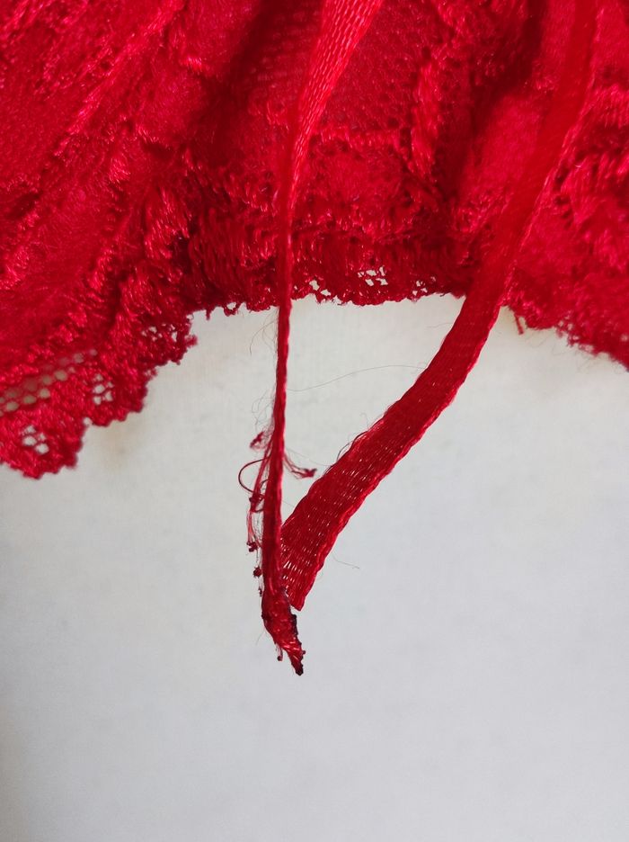Soutien Gorge Rouge 85C (sans les bretelles). - photo numéro 4
