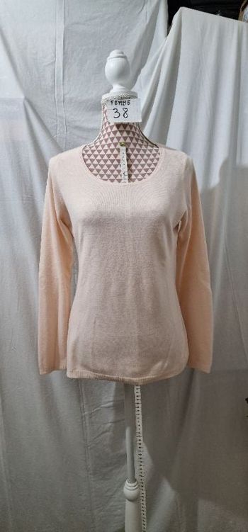 Pull ,fin,rose ,en très très bon état,en acrylique, longueur 63cm, largeur d'épaule 35cm