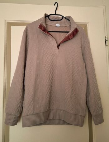 Sweat homme. Sport.  TS.Manches 2 rond marrons aux coudes. Col ouvert boutonné.