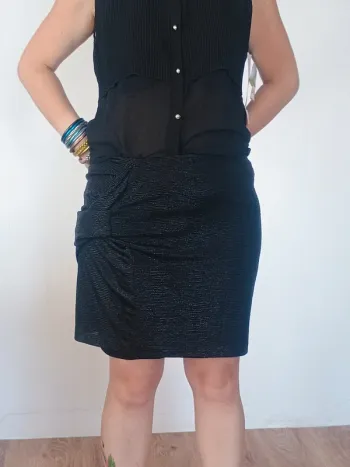 Jupe noire courte effet brillant et froissé T46