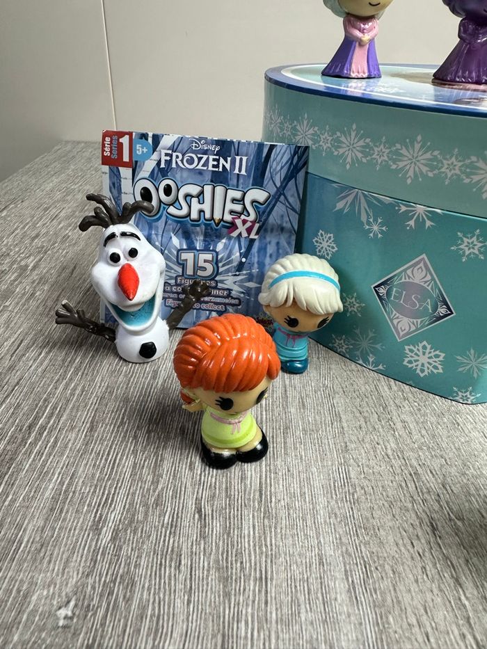 Lot Ooshies Frozen II et boîte de rangement reine des neiges - photo numéro 3