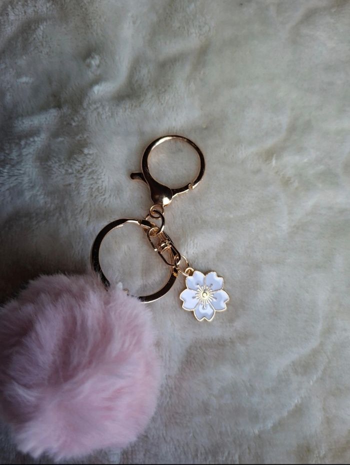 Porte clés pompon rose et fleur blanche - photo numéro 2