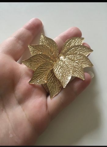 Boucles d’oreilles NEUVES pour femme forme pétales de fleurs couleur doré