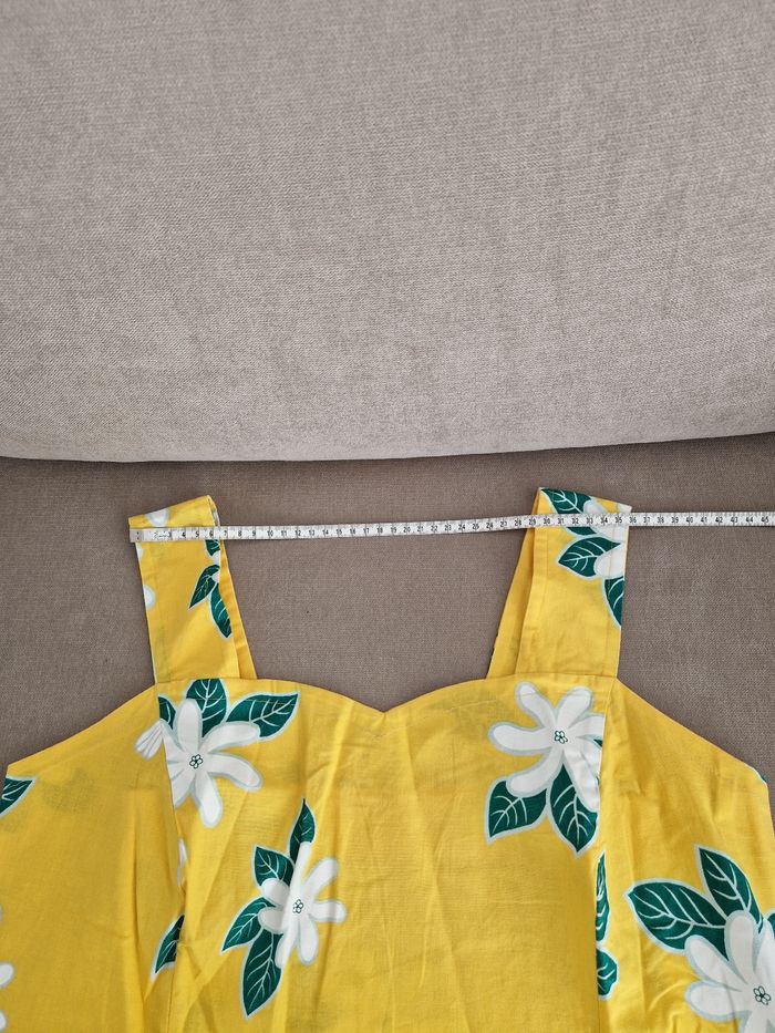 Robe polynésienne jaune à fleurs blanche et feuilles vertes - photo numéro 6