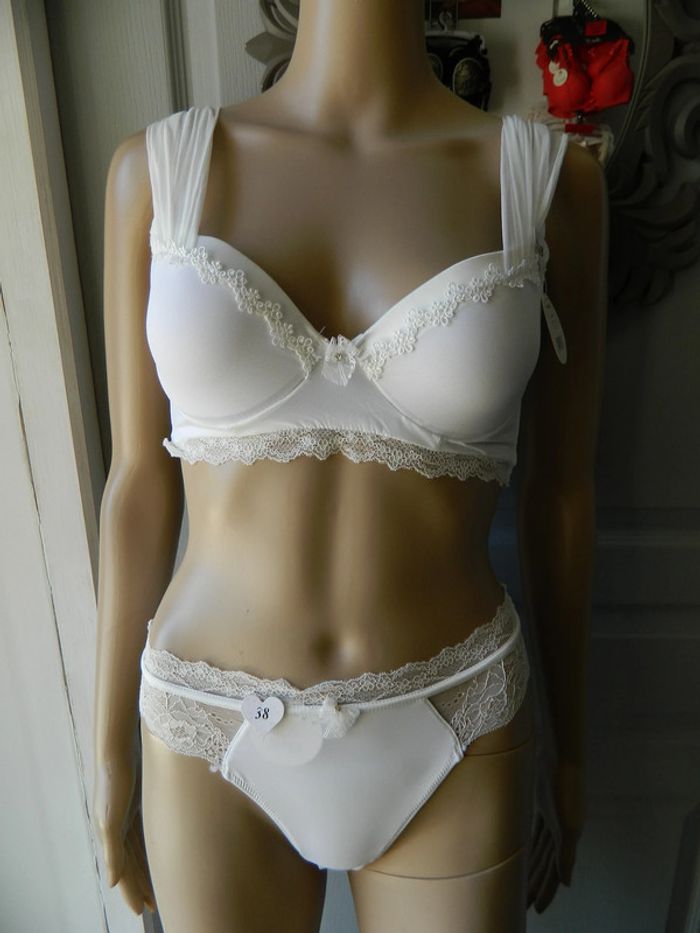 Ensemble soutient gorge T 85 B et son tanga T 38 "Aimée L" neuf