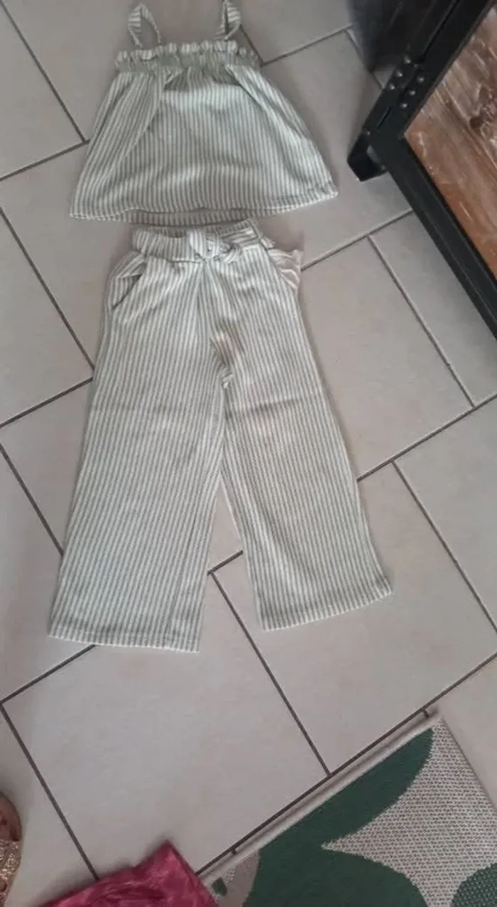 Ensemble.en éponge coton fille 6 ans bon état - photo numéro 2